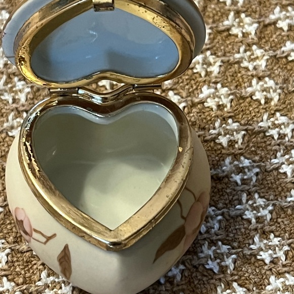 Heart shaped porcelain trinket box Victorian GardenHummelwerks “Dogwood” - Picture 3 of 4